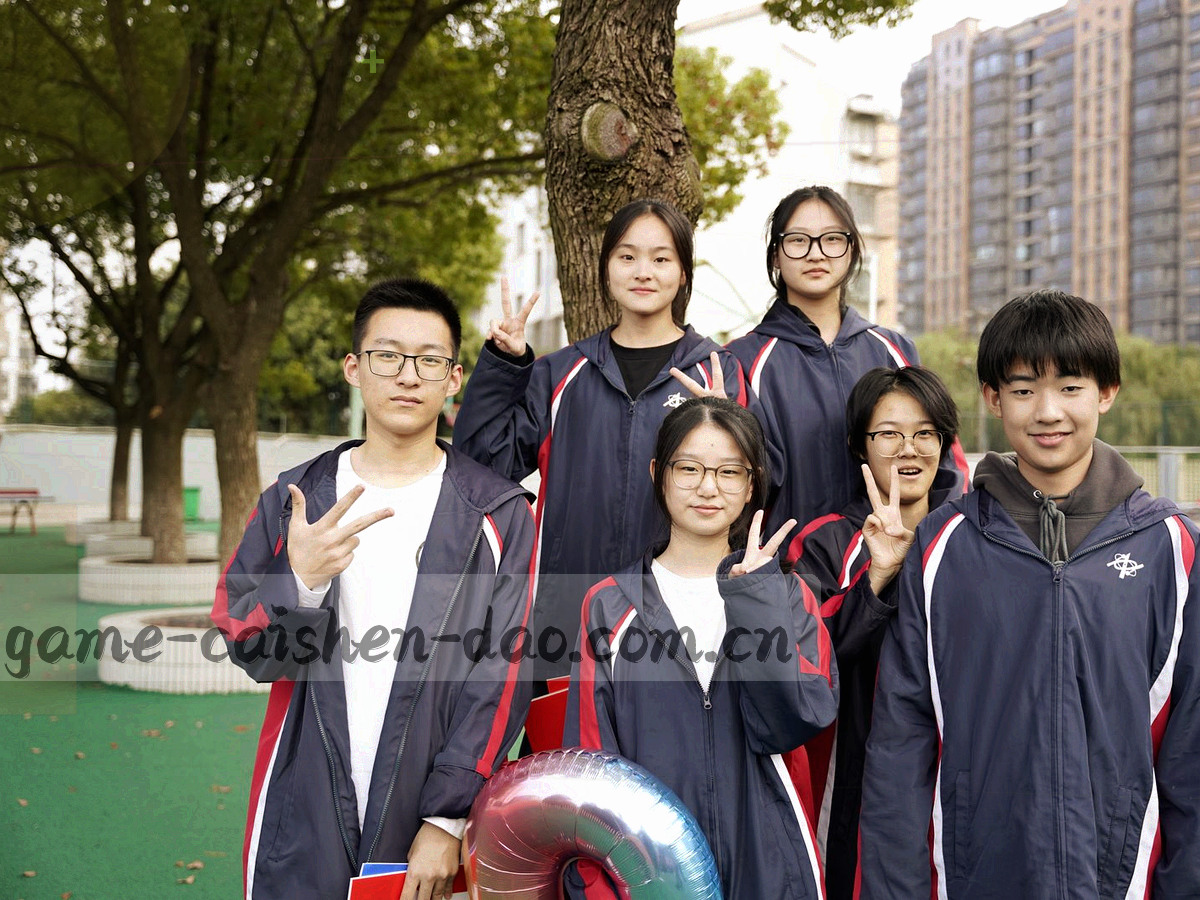 三块方形色块拼贴，分别为财神红、深墨绿与青瓷蓝，每块压一枚印章符号